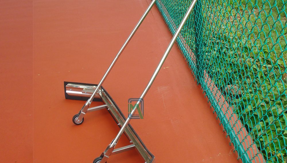 dụng cụ đẩy nước sân tennis