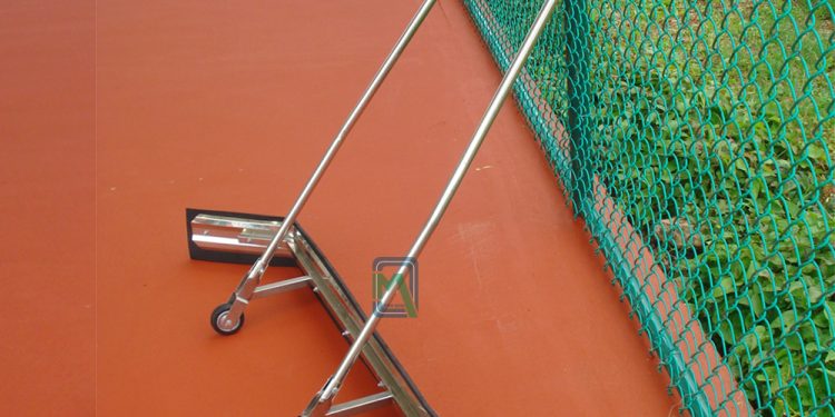 dụng cụ đẩy nước sân tennis